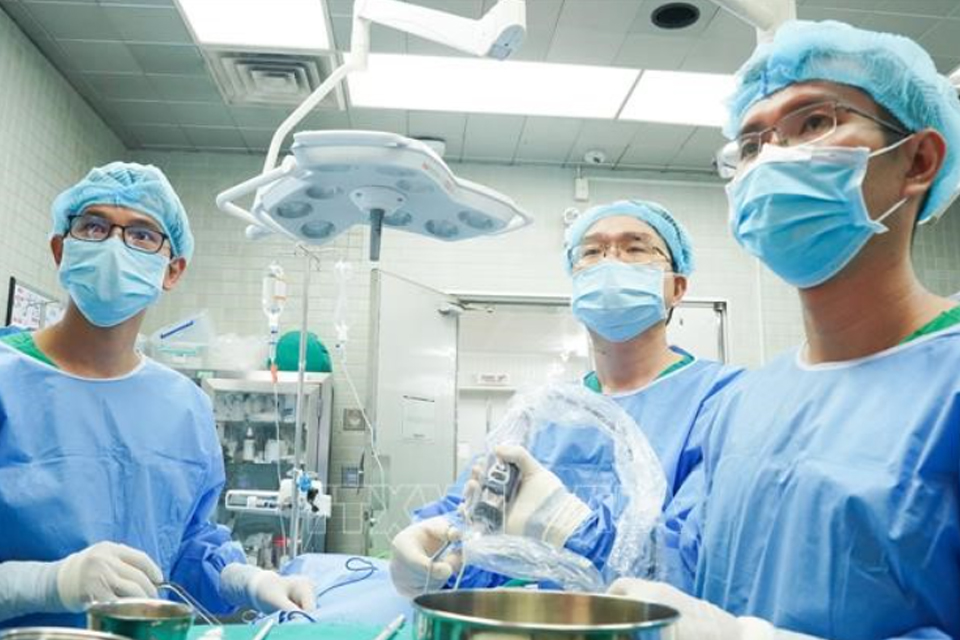 Lần đầu tiên Việt Nam ứng dụng hệ thống phẫu thuật nội soi thần kinh hiện đại